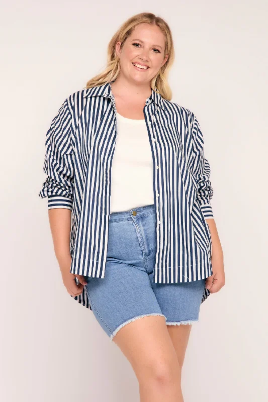 Urban Elegance Deals Oversized Boyfriend Shirt in Striped Navy